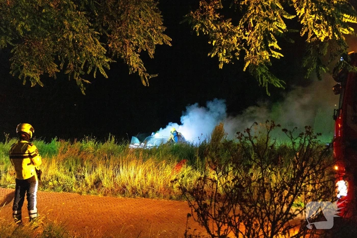 Voorzijde geparkeerde auto volledig verwoest door brand
