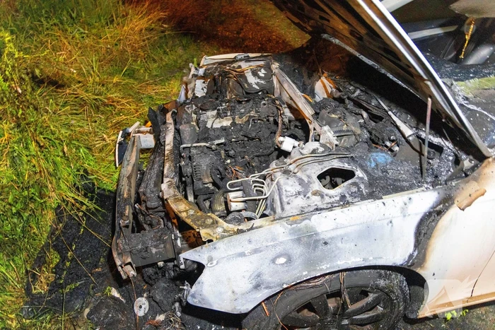 Voorzijde geparkeerde auto volledig verwoest door brand