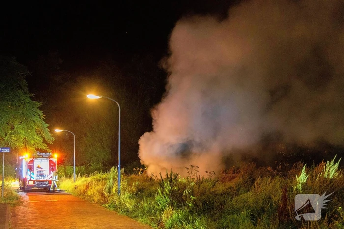 Voorzijde geparkeerde auto volledig verwoest door brand