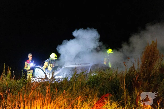Voorzijde geparkeerde auto volledig verwoest door brand