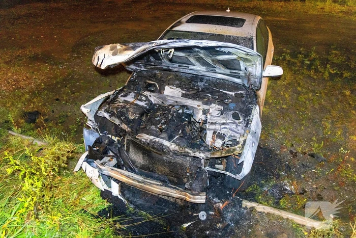 Voorzijde geparkeerde auto volledig verwoest door brand