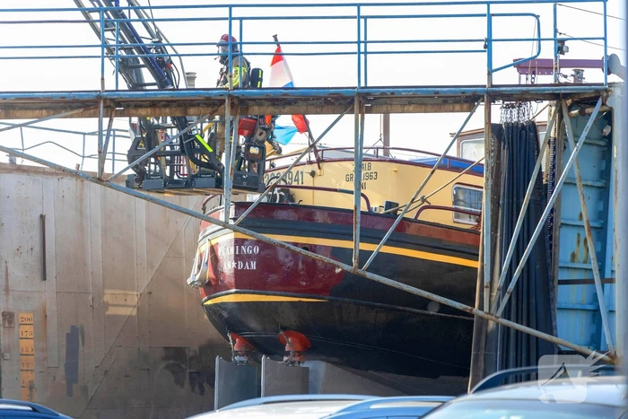 Brand op schip dat voor reparatie ligt in Dok