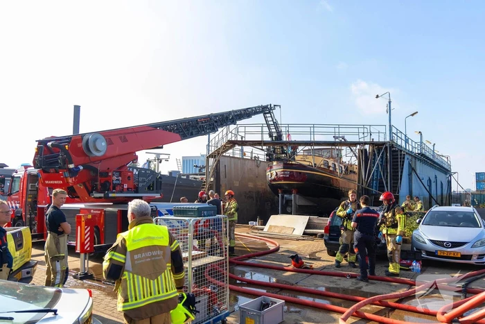 Brand op schip dat voor reparatie ligt in Dok