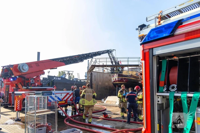 Brand op schip dat voor reparatie ligt in Dok