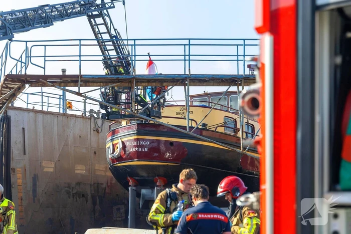 Brand op schip dat voor reparatie ligt in Dok