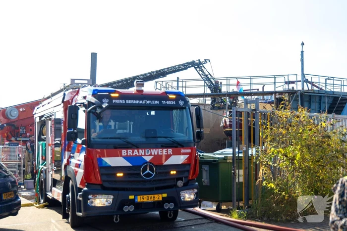Brand op schip dat voor reparatie ligt in Dok