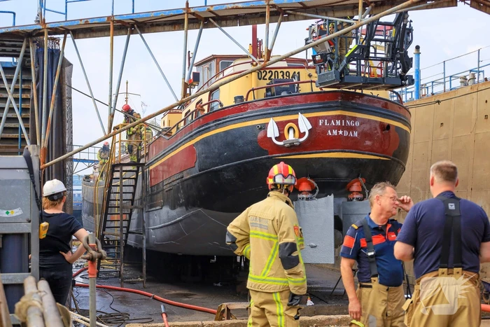 Brand op schip dat voor reparatie ligt in Dok