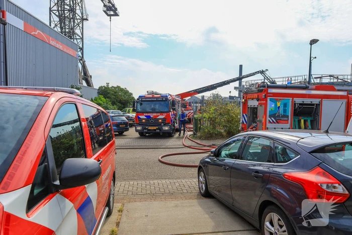 Brand op schip dat voor reparatie ligt in Dok