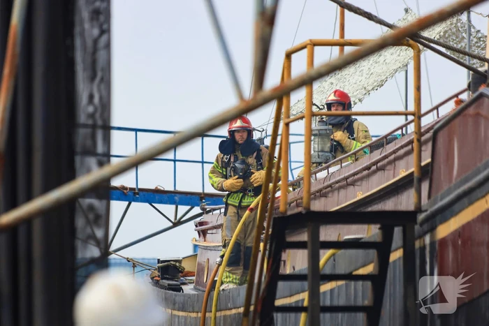 Brand op schip dat voor reparatie ligt in Dok