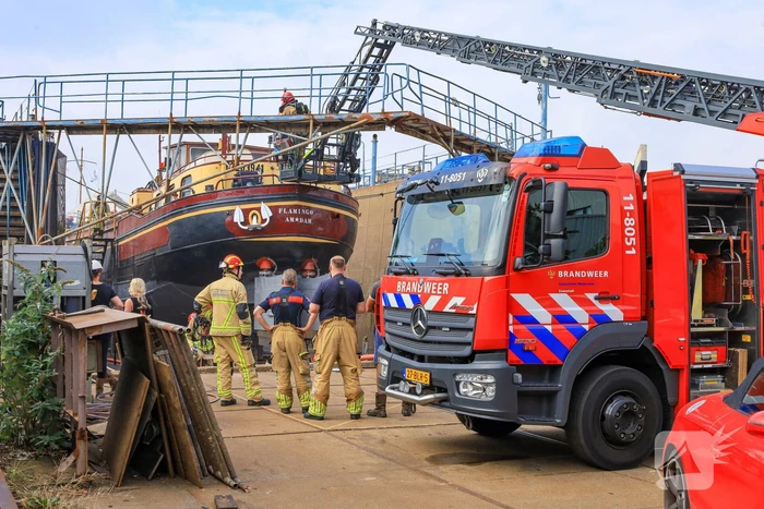 Brand op schip dat voor reparatie ligt in Dok