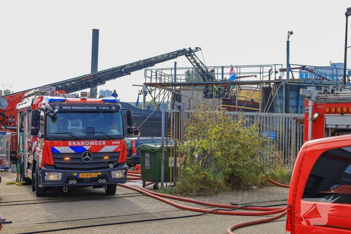 Brand op schip dat voor reparatie ligt in Dok