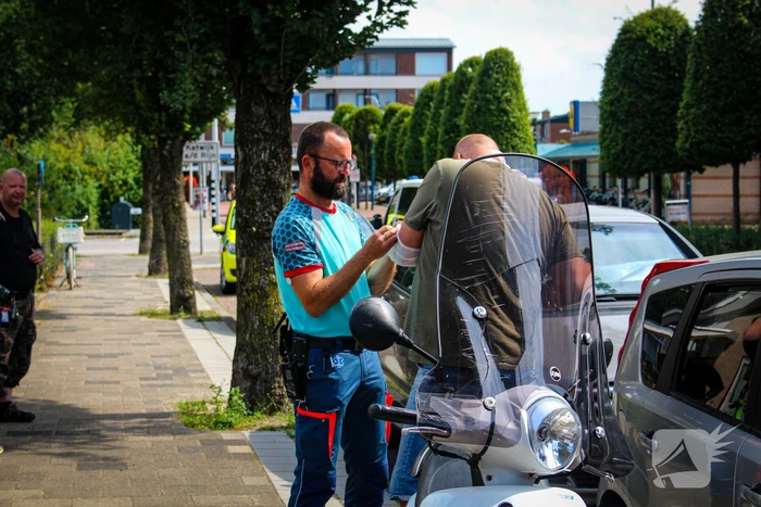 Scooterrijder gewond bij aanrijding met personenauto