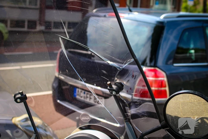 Scooterrijder gewond bij aanrijding met personenauto