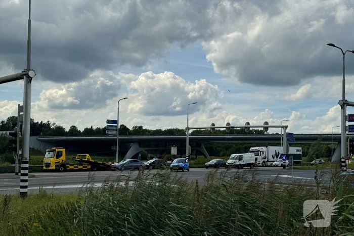 Vrachtwagen en auto komen met elkaar in botsing