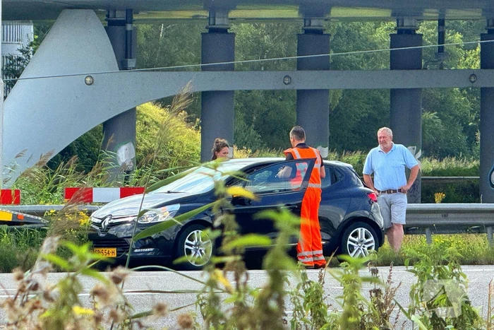 Vrachtwagen en auto komen met elkaar in botsing