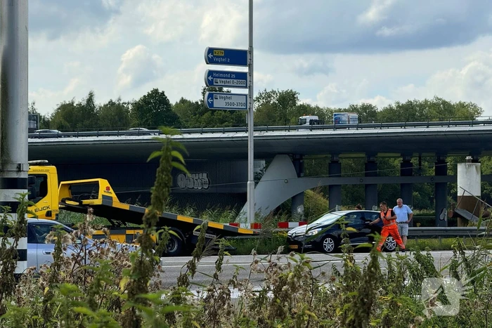 Vrachtwagen en auto komen met elkaar in botsing