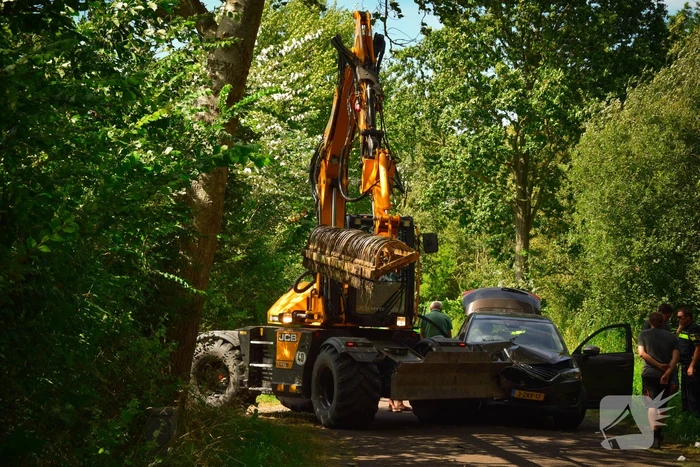 Enorme schade bij ongeval met landbouwvoertuig en personenauto