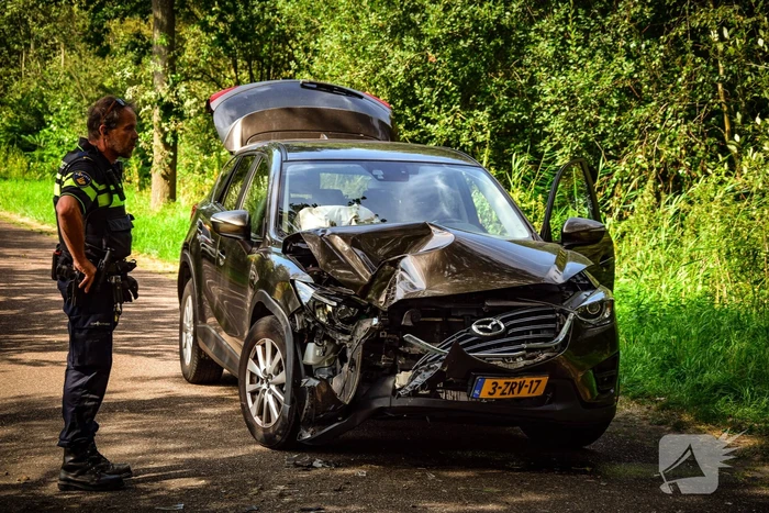Enorme schade bij ongeval met landbouwvoertuig en personenauto