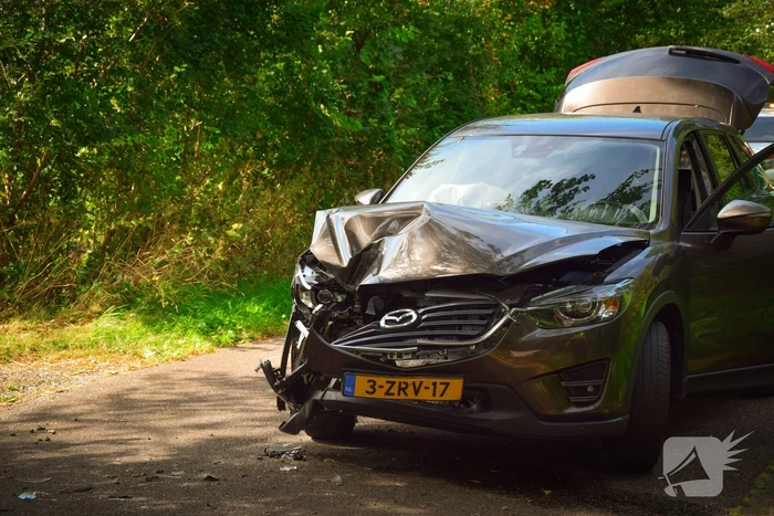 Enorme schade bij ongeval met landbouwvoertuig en personenauto