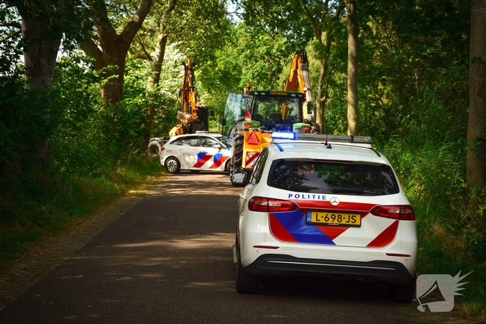 Enorme schade bij ongeval met landbouwvoertuig en personenauto