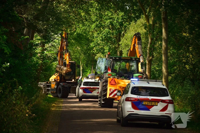 Enorme schade bij ongeval met landbouwvoertuig en personenauto