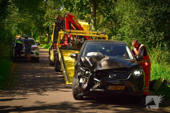 Enorme schade bij ongeval met landbouwvoertuig en personenauto