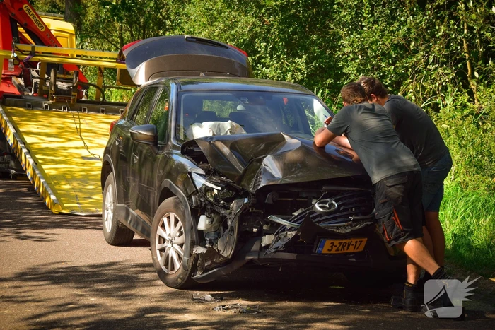 Enorme schade bij ongeval met landbouwvoertuig en personenauto