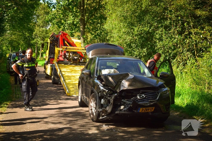 Enorme schade bij ongeval met landbouwvoertuig en personenauto