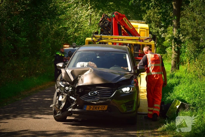 Enorme schade bij ongeval met landbouwvoertuig en personenauto