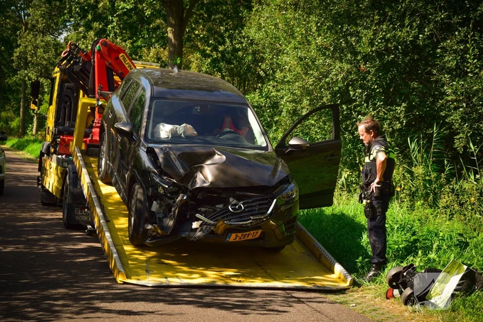 Enorme schade bij ongeval met landbouwvoertuig en personenauto