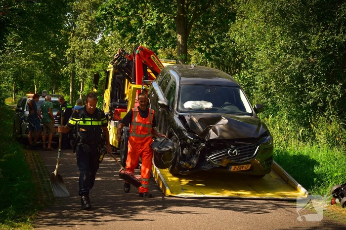 Enorme schade bij ongeval met landbouwvoertuig en personenauto