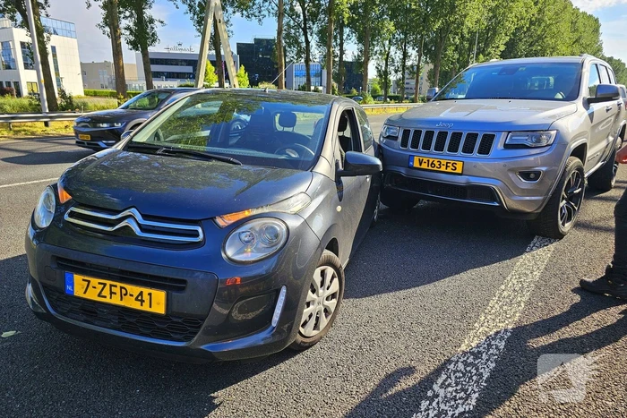 Bestuurder valt in slaap achter stuur en klapt op vangrail