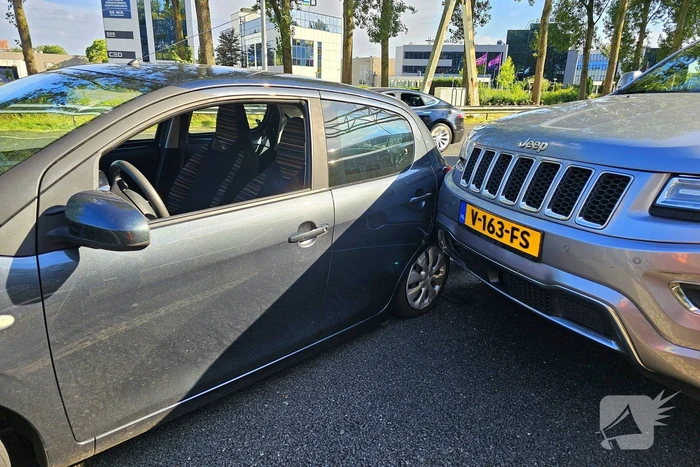 Bestuurder valt in slaap achter stuur en klapt op vangrail