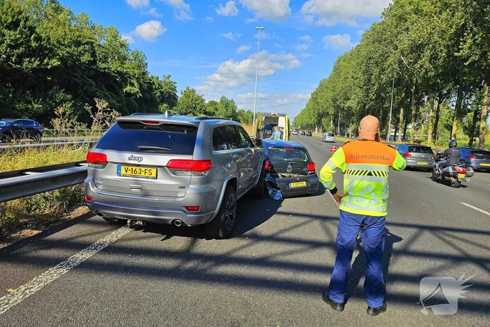 Bestuurder valt in slaap achter stuur en klapt op vangrail