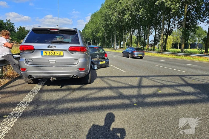Bestuurder valt in slaap achter stuur en klapt op vangrail