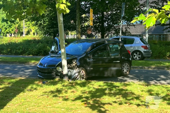Automobilist klapt op lantaarnpaal