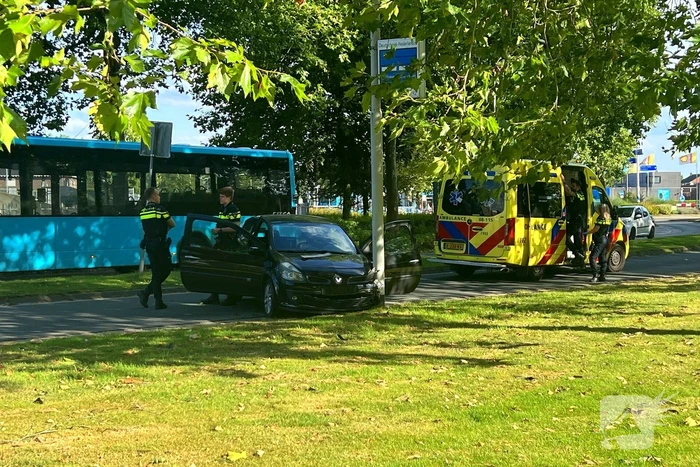 Automobilist klapt op lantaarnpaal