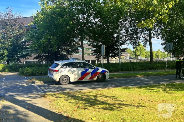 Automobilist klapt op lantaarnpaal