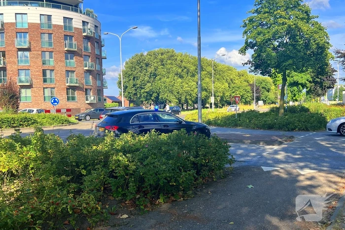 Automobilist klapt op lantaarnpaal