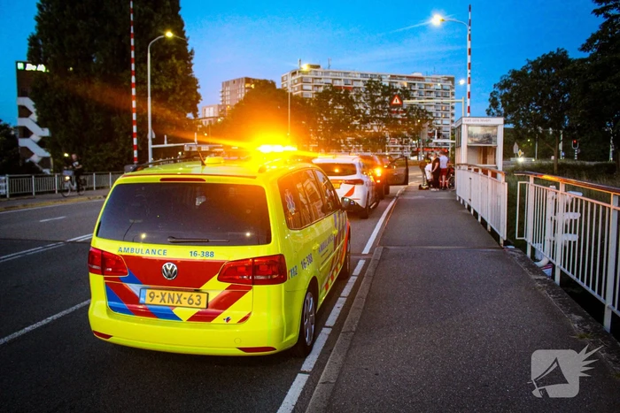 Omstanders schieten ten val gekomen fietser te hulp
