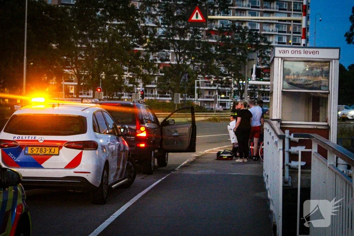 Omstanders schieten ten val gekomen fietser te hulp