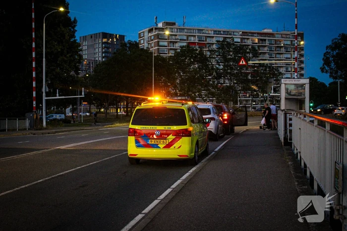 Omstanders schieten ten val gekomen fietser te hulp
