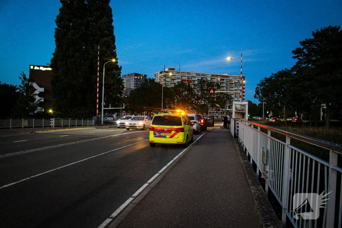 Omstanders schieten ten val gekomen fietser te hulp