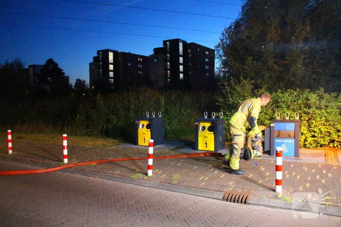 Brandweer blust brand in ondergrondse container
