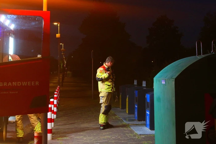 Brandweer blust brand in ondergrondse container