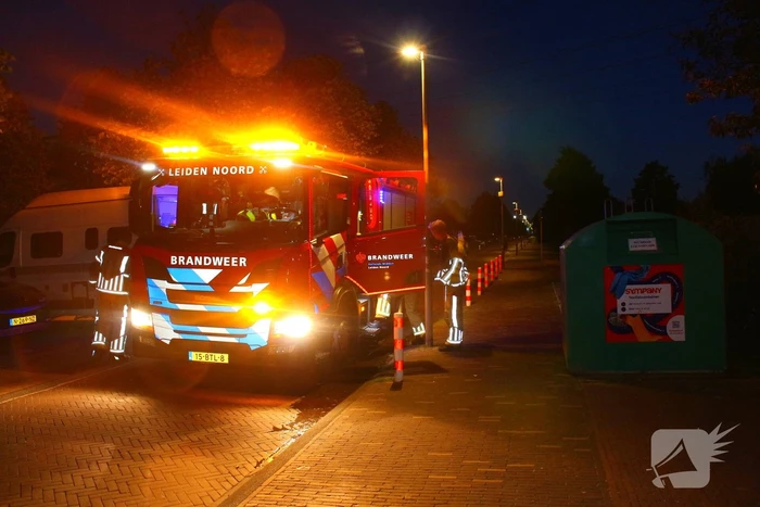 Brandweer blust brand in ondergrondse container