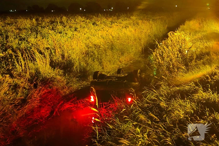 Auto vliegt uit de bocht en belandt ondersteboven in sloot