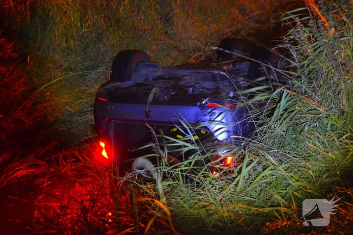 Auto vliegt uit de bocht en belandt ondersteboven in sloot