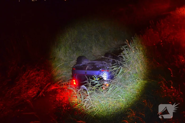 Auto vliegt uit de bocht en belandt ondersteboven in sloot