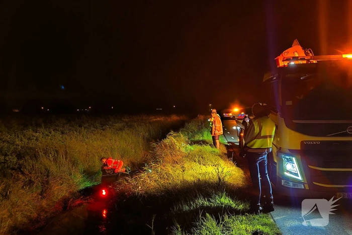 Auto vliegt uit de bocht en belandt ondersteboven in sloot